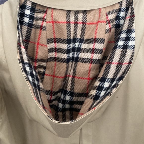 Burberrys trench coat - Picture 9 of 13